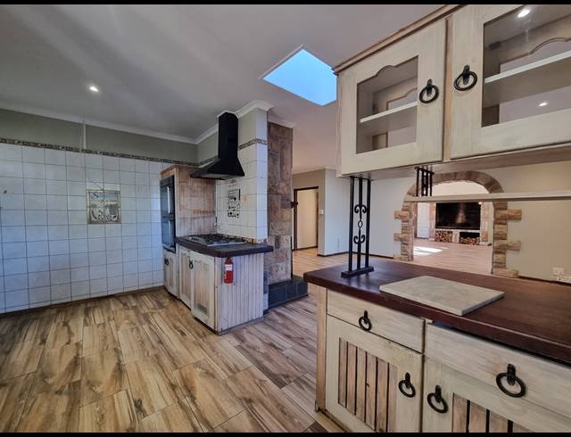 4 BEDROOM HOUSE FOR SALE IN TABLE VIEW